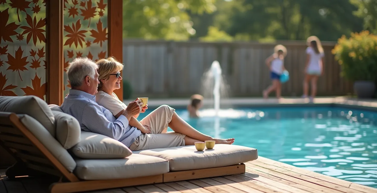 Coin détente séparé de la zone piscine par des panneaux décoratifs et végétation